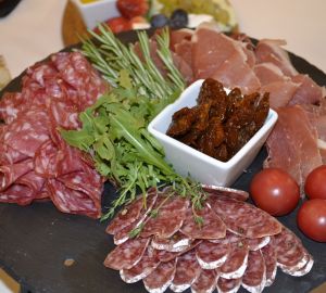 Готовим салат из королевских креветок и ананасов на Новый год