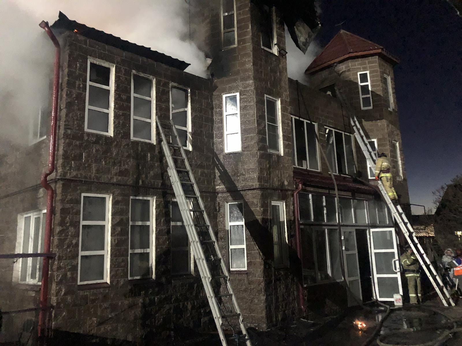 В Пензе на улице Мостовой загорелся дом, есть пострадавший