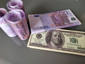 Банк России повысил курс евро 13 декабря