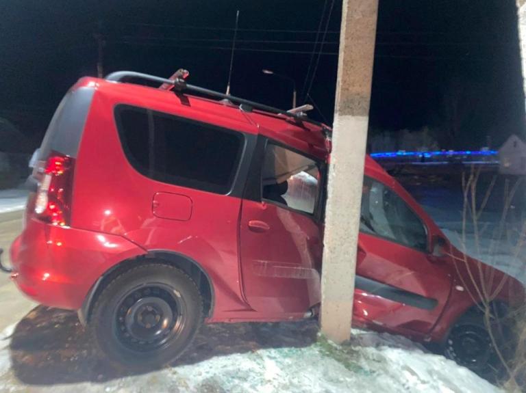 В Пензенской области водитель «Ларгуса» не справился с управлением и врезался в фонарь