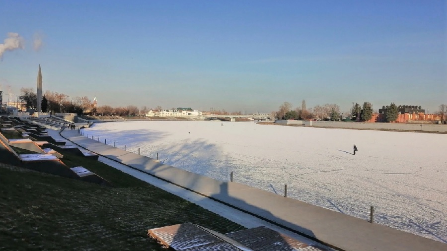 В центре Пензы на неокрепшем льду Суры девушка устроила каток