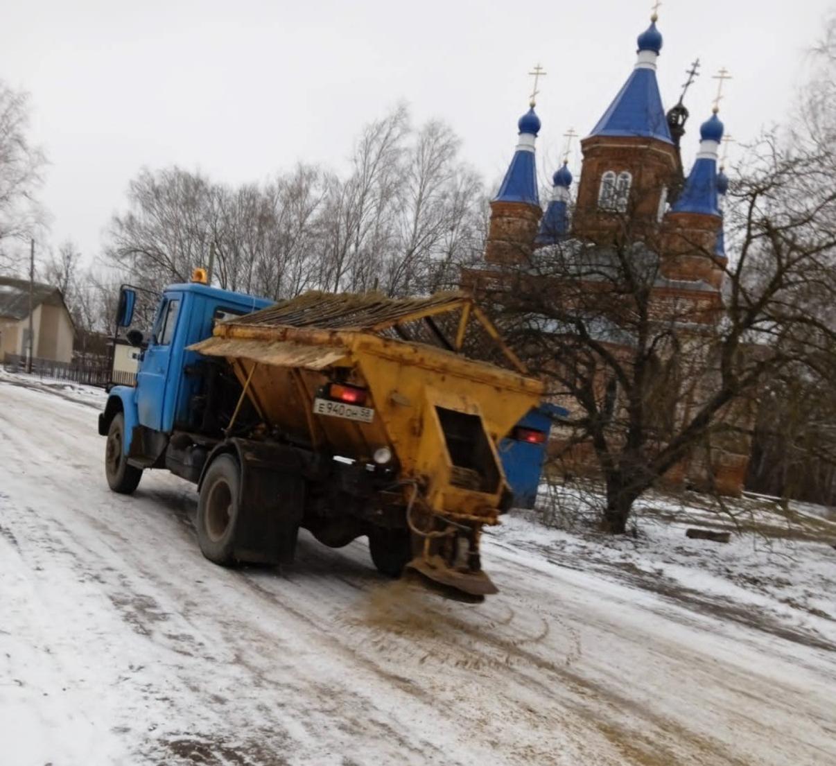 В Сердобском районе на дороги высыпали больше тысячи тонн песка