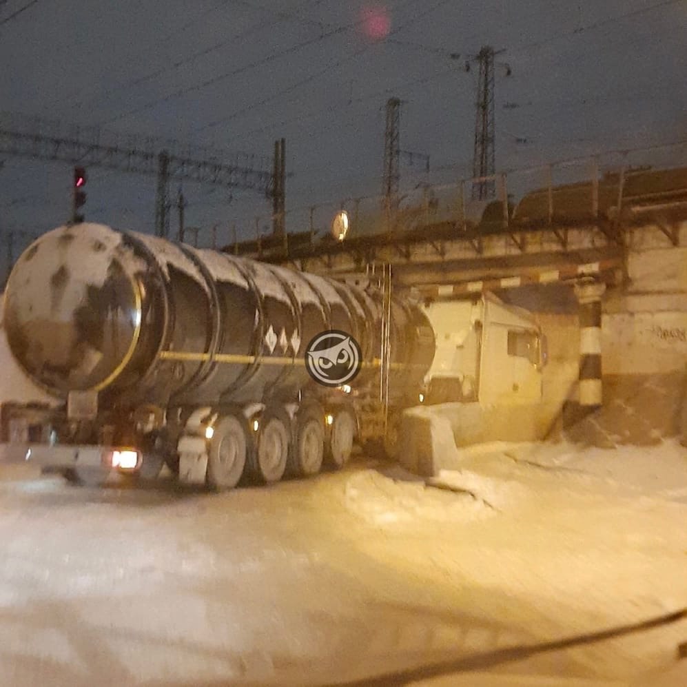 В Пензе под Бакунинским мостом застрял бензовоз