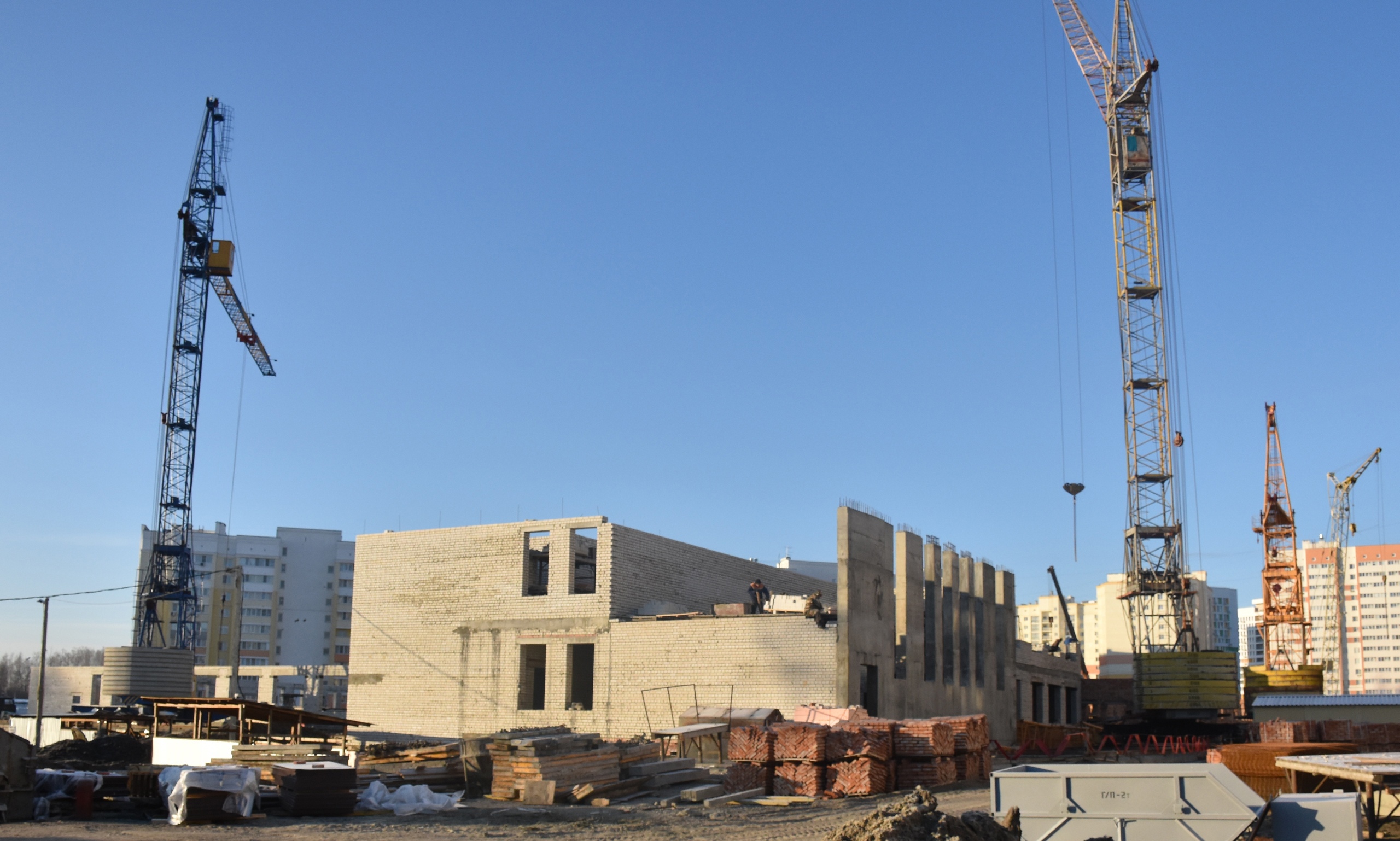 В микрорайоне ГПЗ на стройплощадке школы задействовали 100 человек