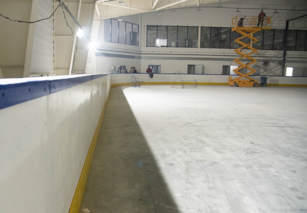В Пензе на строящемся крытом катке установили борта ледового поля