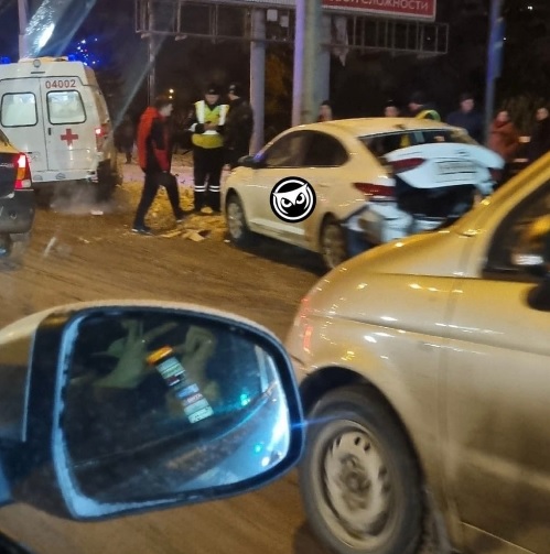 В Пензе рядом с крупным ТЦ произошло тройное ДТП: видео