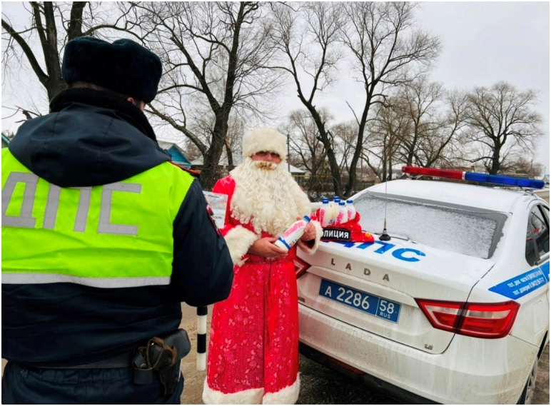 Лунинские инспекторы останавливали автолюбителей и дарили им молоко