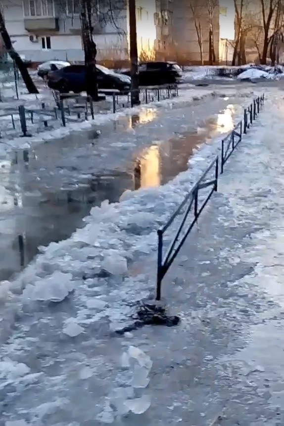 Жители улицы Бородина пожаловались на ледяные глыбы и реку возле дома