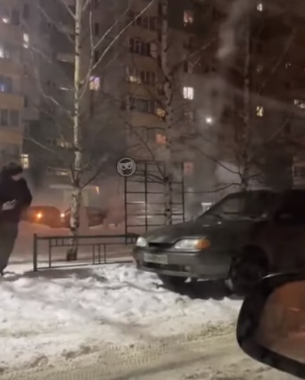 В Пензе дети устроили опасные фейерверки во дворе дома