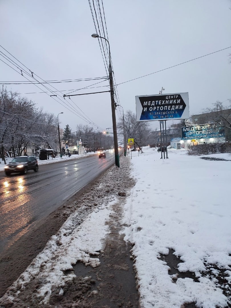 Пензенцев возмутили сугробы на тротуарах, раскиданные спецтехникой