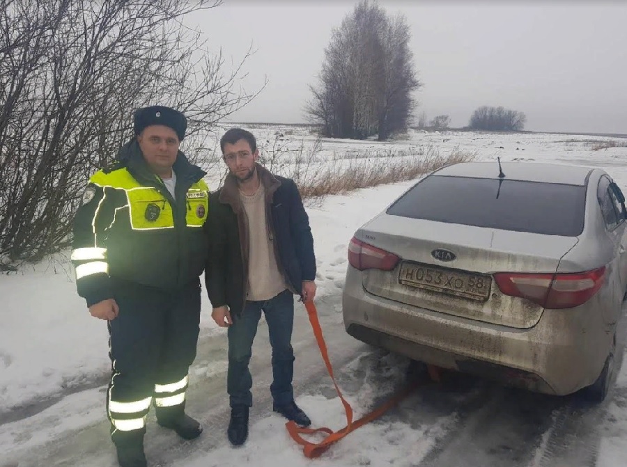 В Пензе застрявшую в сугробе Kia вытаскивали лунинские инспекторы
