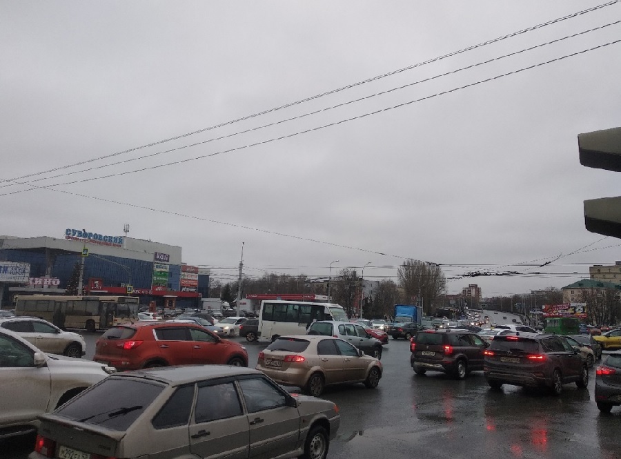 В центре Пензе на перекрестке улиц Суворова и Кулакова сломался светофор