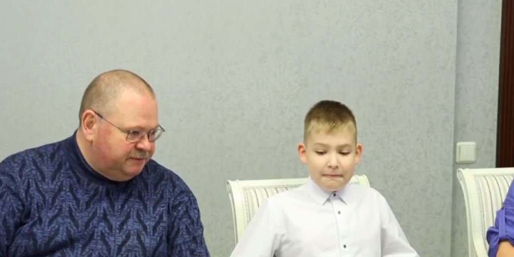 Олег Мельниченко вручил юным пензенцам новогодние подарки