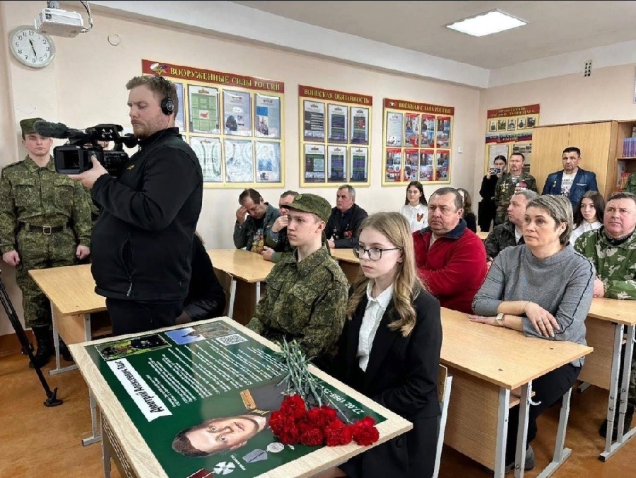 В кузнецкой школе торжественно открыли «Парту героя»