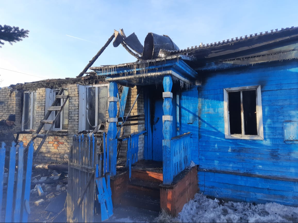 В Кузнецком районе ночной пожар уничтожил деревянный дом