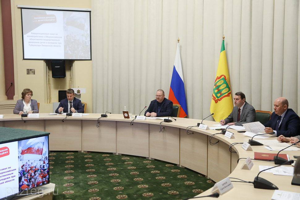 Олег Мельниченко поручил не сводить работу с молодежью к формальности