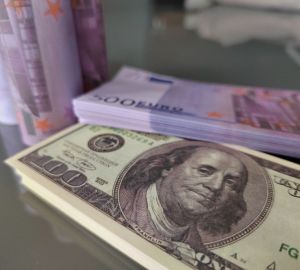 Банк России повысил курс доллара на 94 копейки 16 декабря