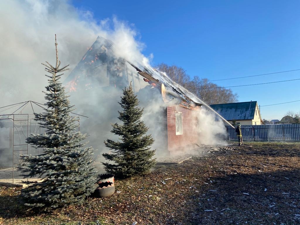 В Чемодановке 12 пожарных тушили горящий деревянный дом