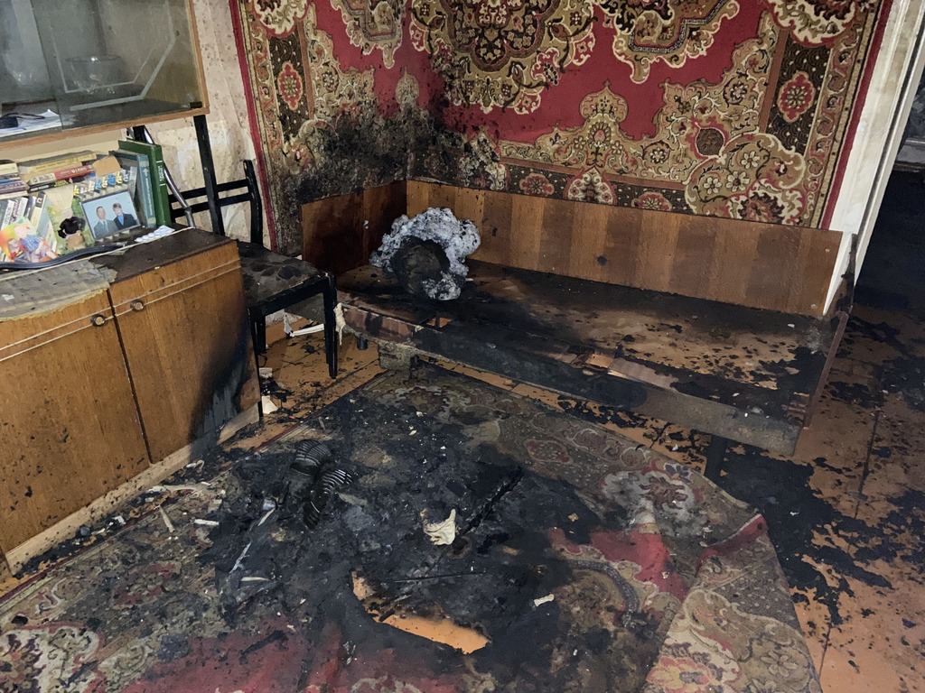 Появились фото с места смертельного пожара в Кузнецком районе