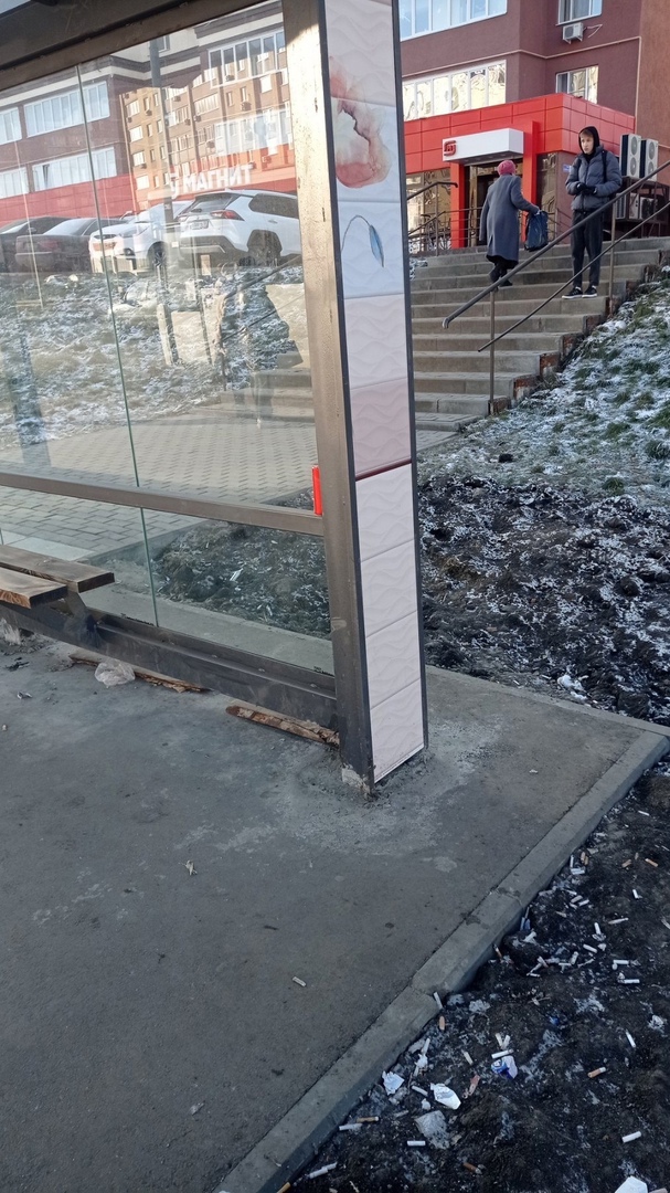 Жителей Арбеково возмутили новые остановочные павильоны с туалетной плиткой