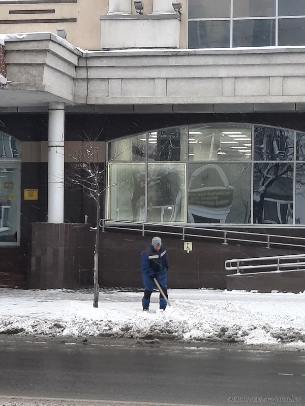 В Пензе вывезли больше 12 машин снега с территорий торговых центров