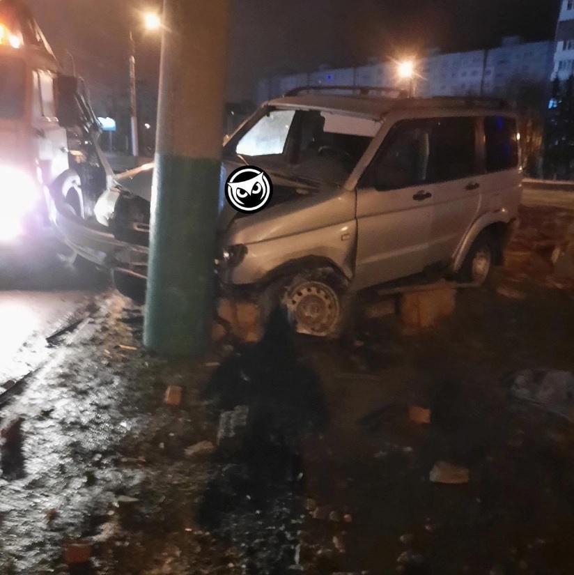 В Пензе на проспекте Строителей внедорожник разбился о столб