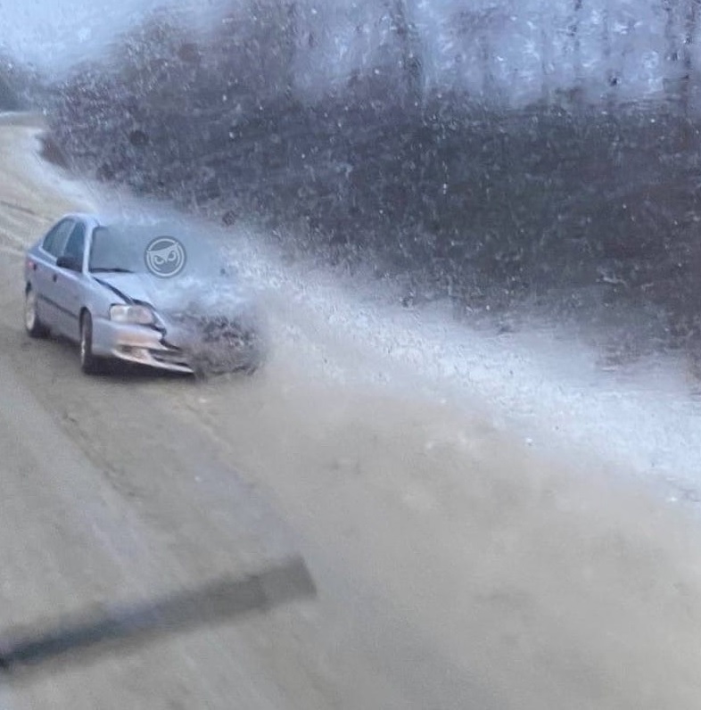 Пензенцы сообщили о двух ДТП на скользкой трассе в Мокшанском районе
