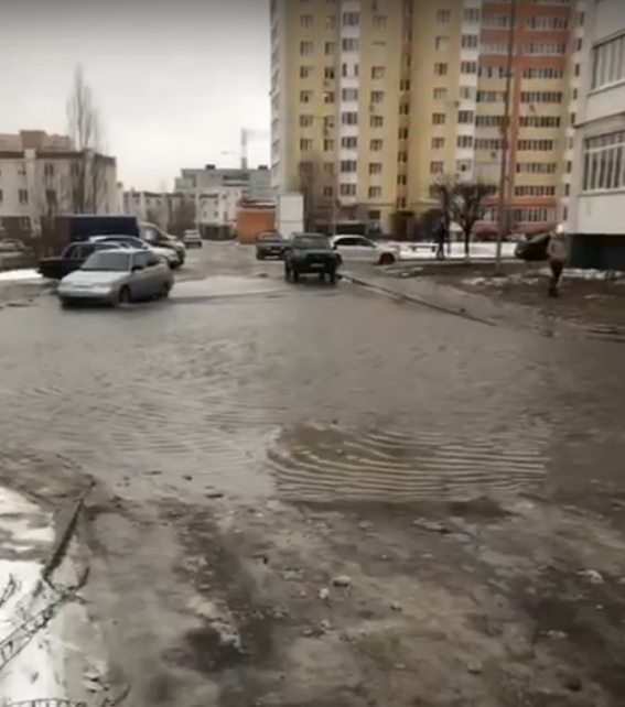 В Пензе в районе Шуиста на проезжей части образовалось глубокое озеро