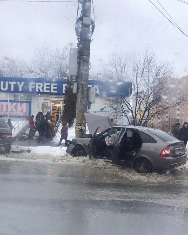 В пензенском Арбеково легковушка врезалась в столб