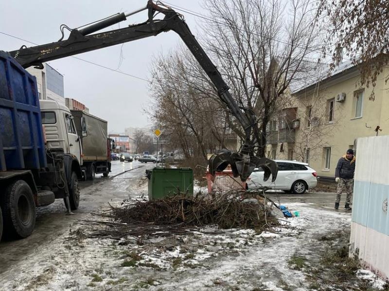 В пятницу в Пензе убрали незаконные мусорные свалки и расчистили дороги
