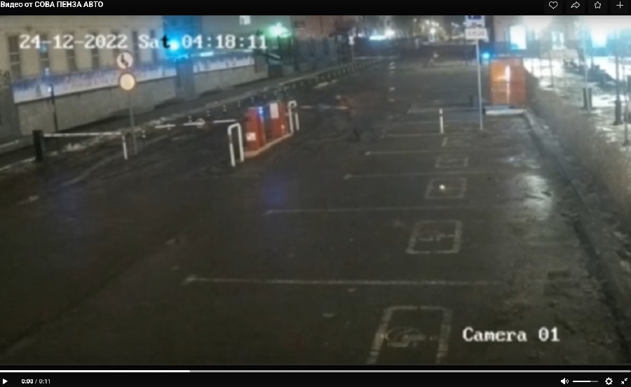 В объектив камеры попал вандал, сломавший шлагбаум на парковке в центре Пензы
