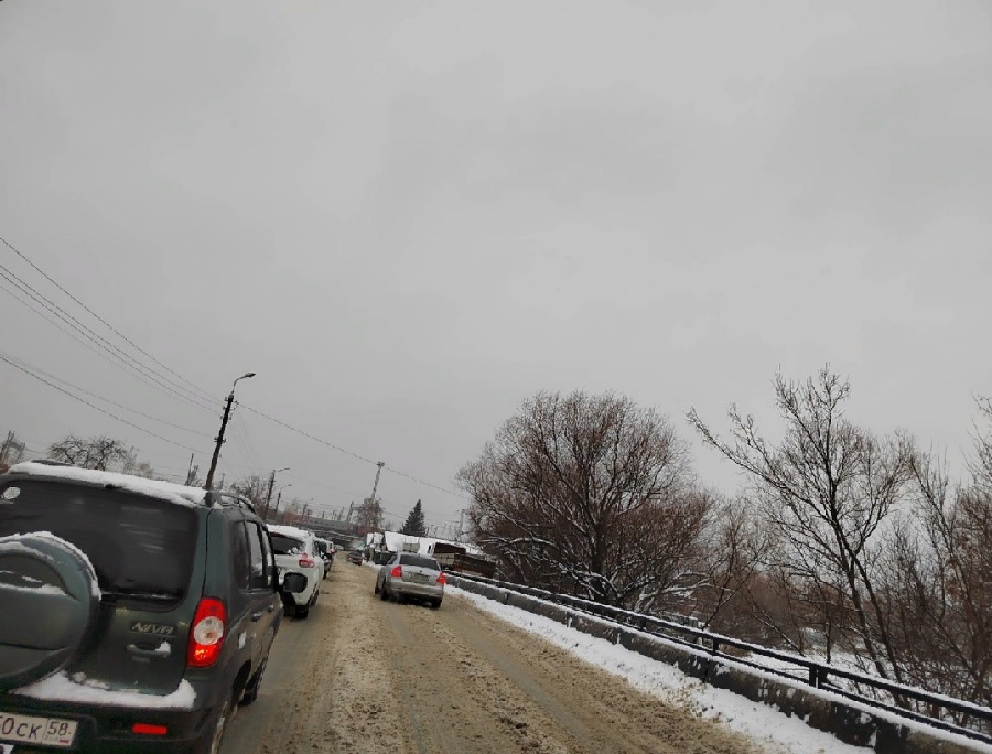 Жители ГПЗ и Маяка жалуются на пробку из-за нового светофора