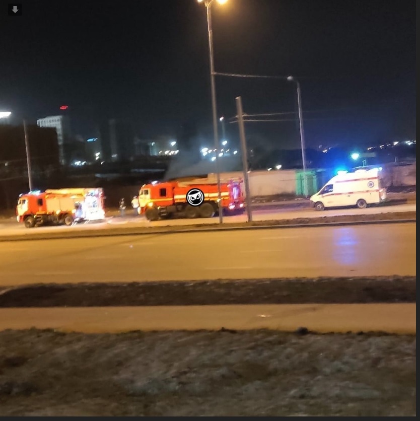 12 человек тушили горящий мусор на улице Лядова в Пензе