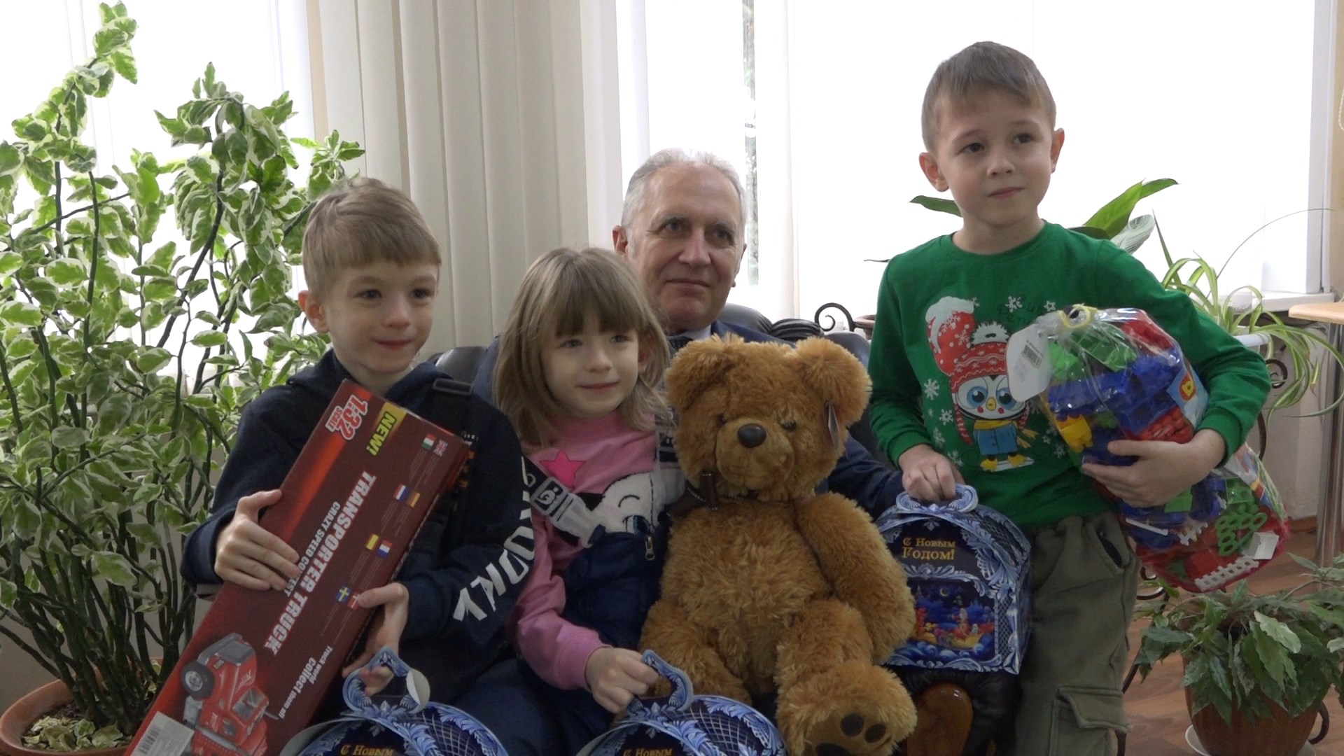 В Кузнецке представители власти исполнили новогодние желания юных горожан