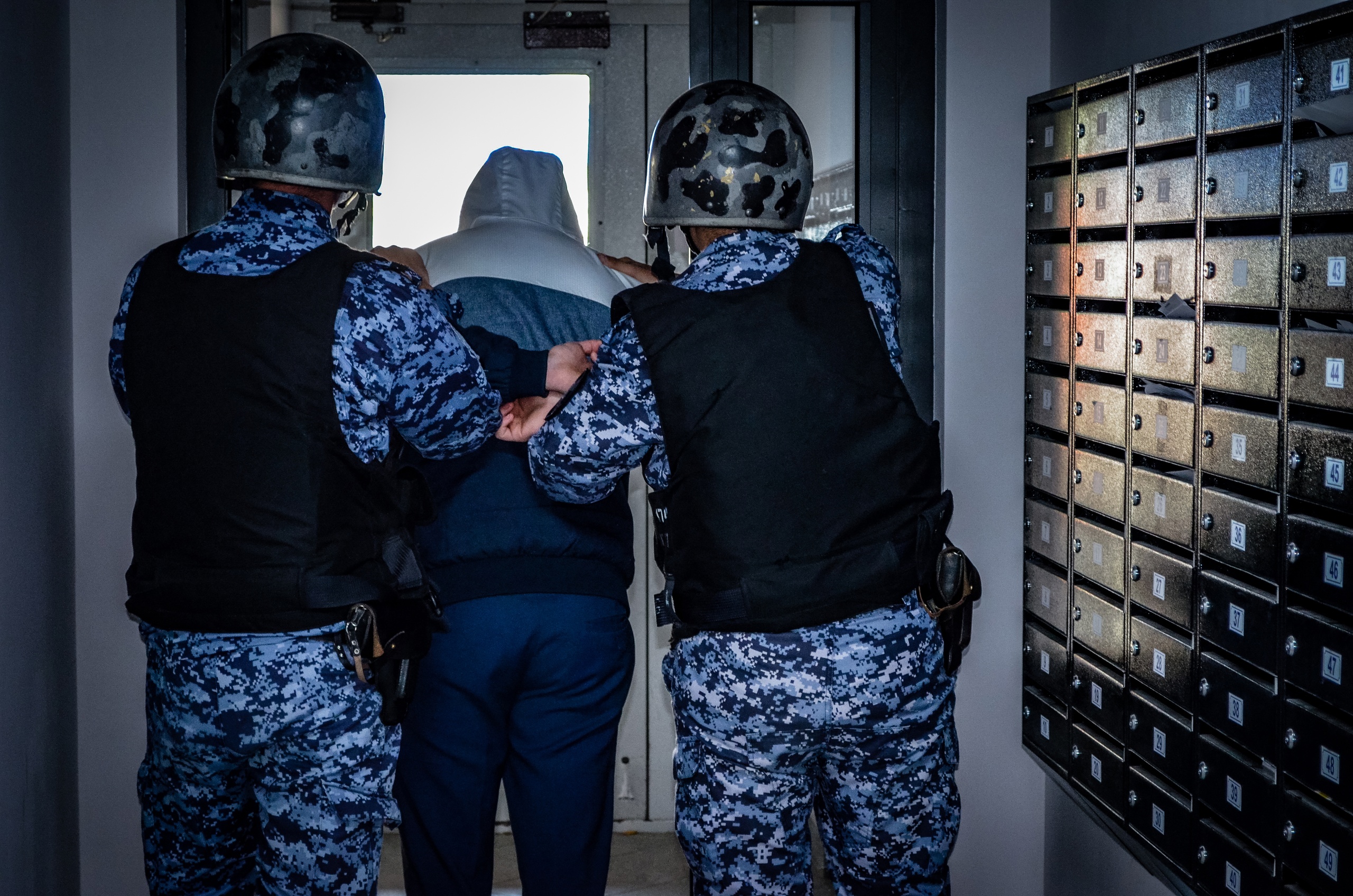 В Пензе отчим запугал взрослого пасынка и избил его