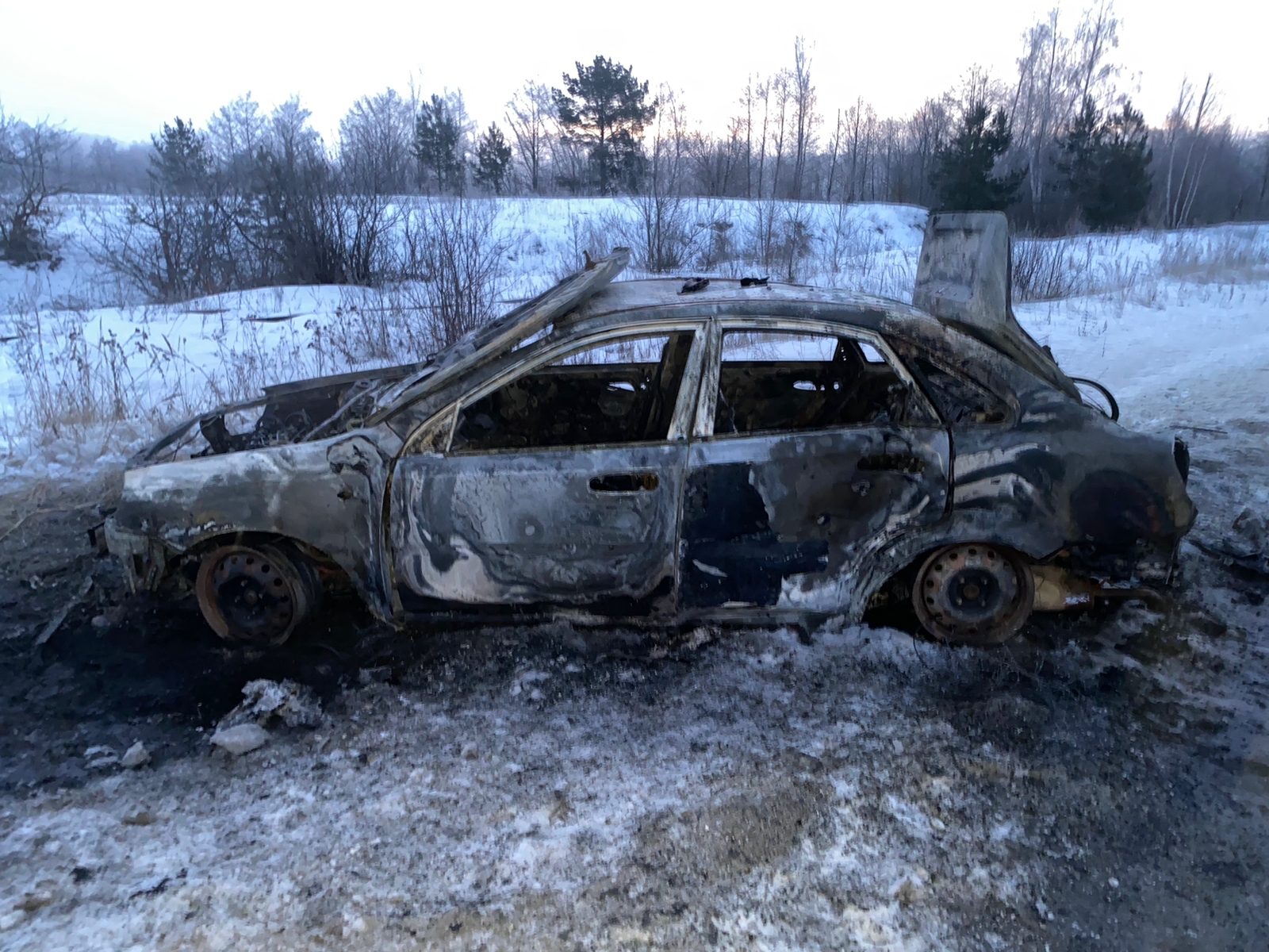 Появились фото с места пожара на трассе под Кузнецком