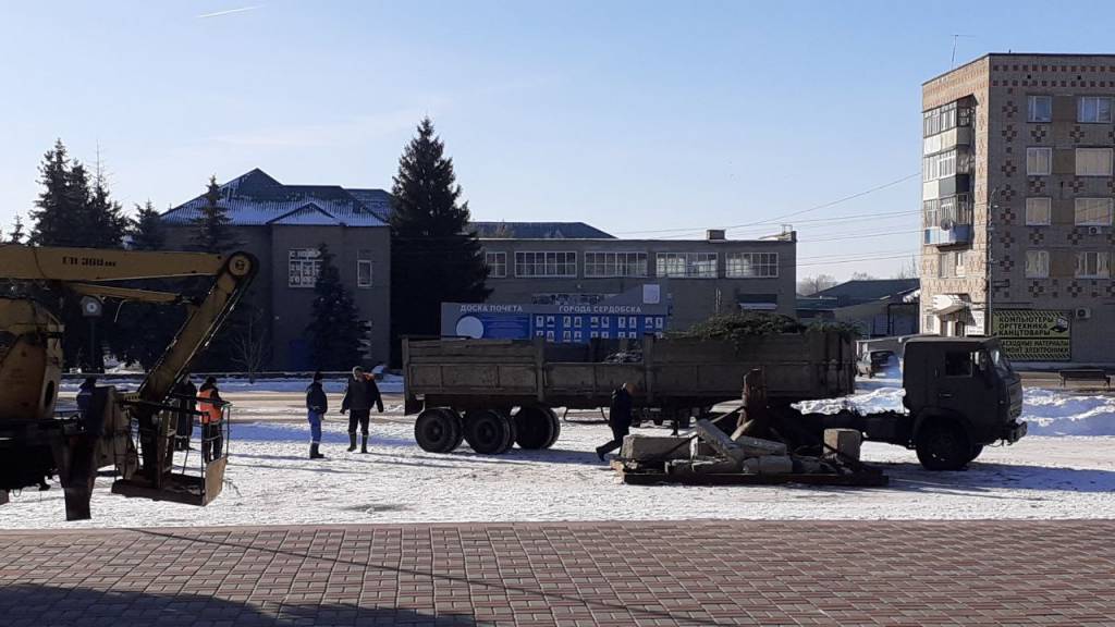 В Сердобске с главной площади убрали елку