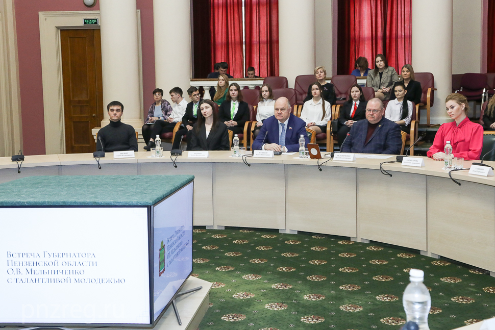 Олег Мельниченко провел встречу с лауреатами премии по поддержке талантливой молодежи