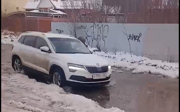 Автомобилисты Терновки «утопают» в воде из канализации