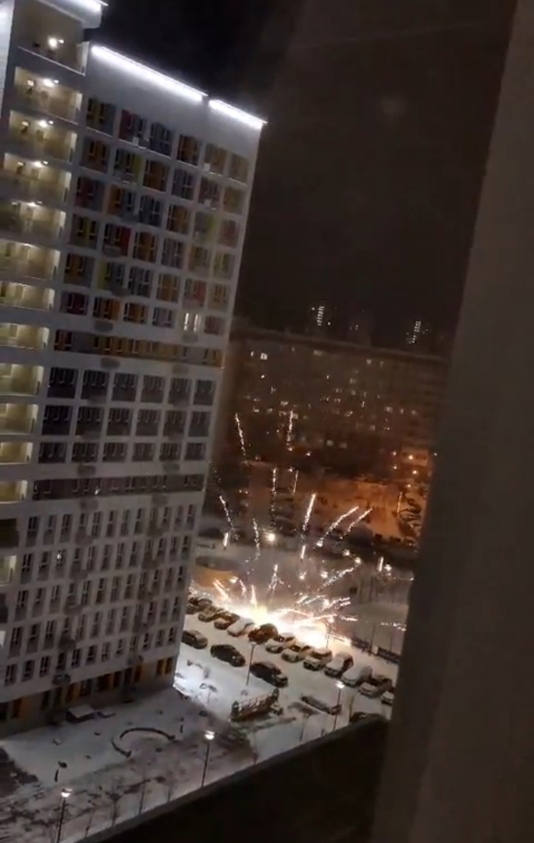 На ГПЗ во дворе дома салют прилетел в припаркованные машины