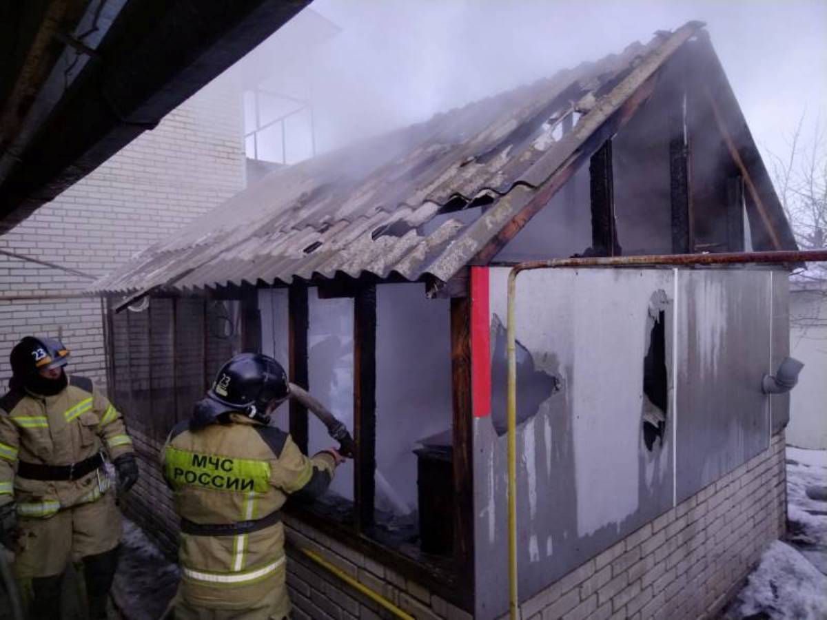 В Бессоновке пожарные на трех машинах тушили горящий сарай