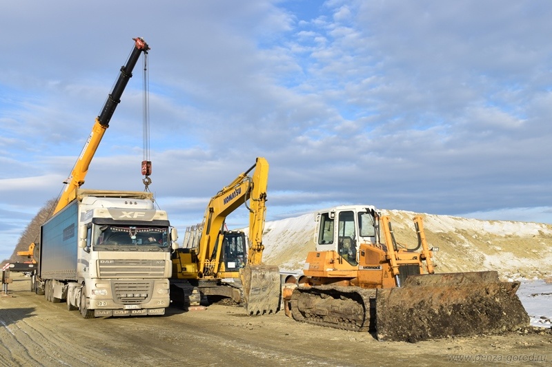 В Дальнем Арбеково установили опоры под надземный пешеходный переход