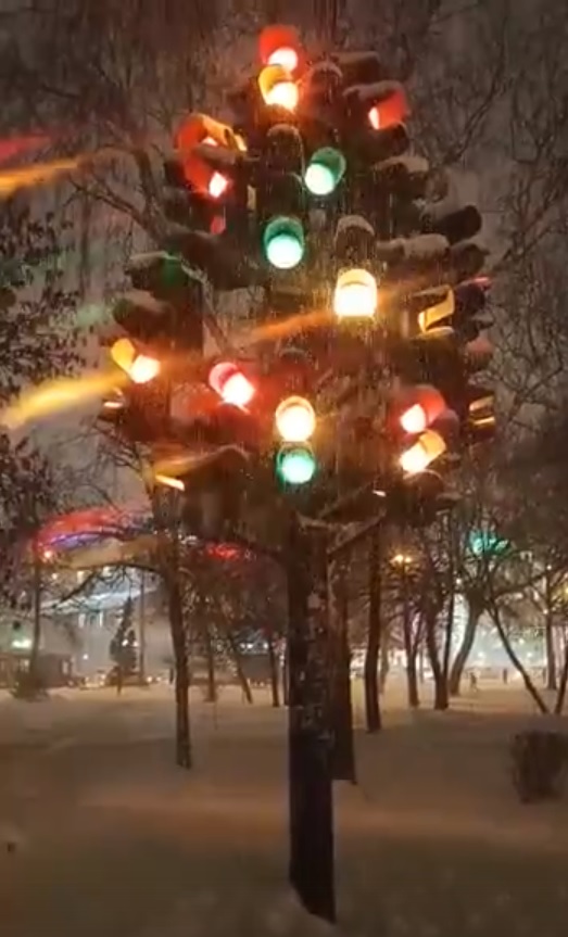 В Пензе светофорное дерево засияло огнями