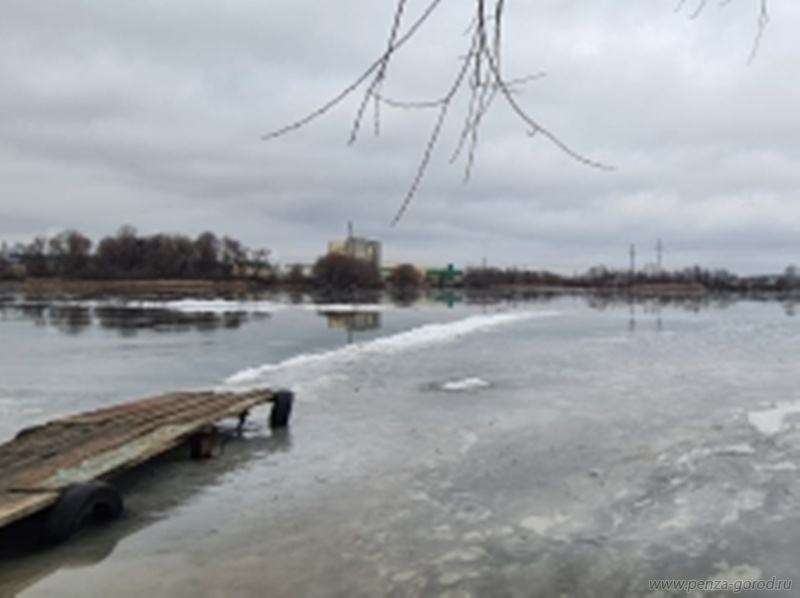 В Пензенском районе авто выехало на лёд и провалилось