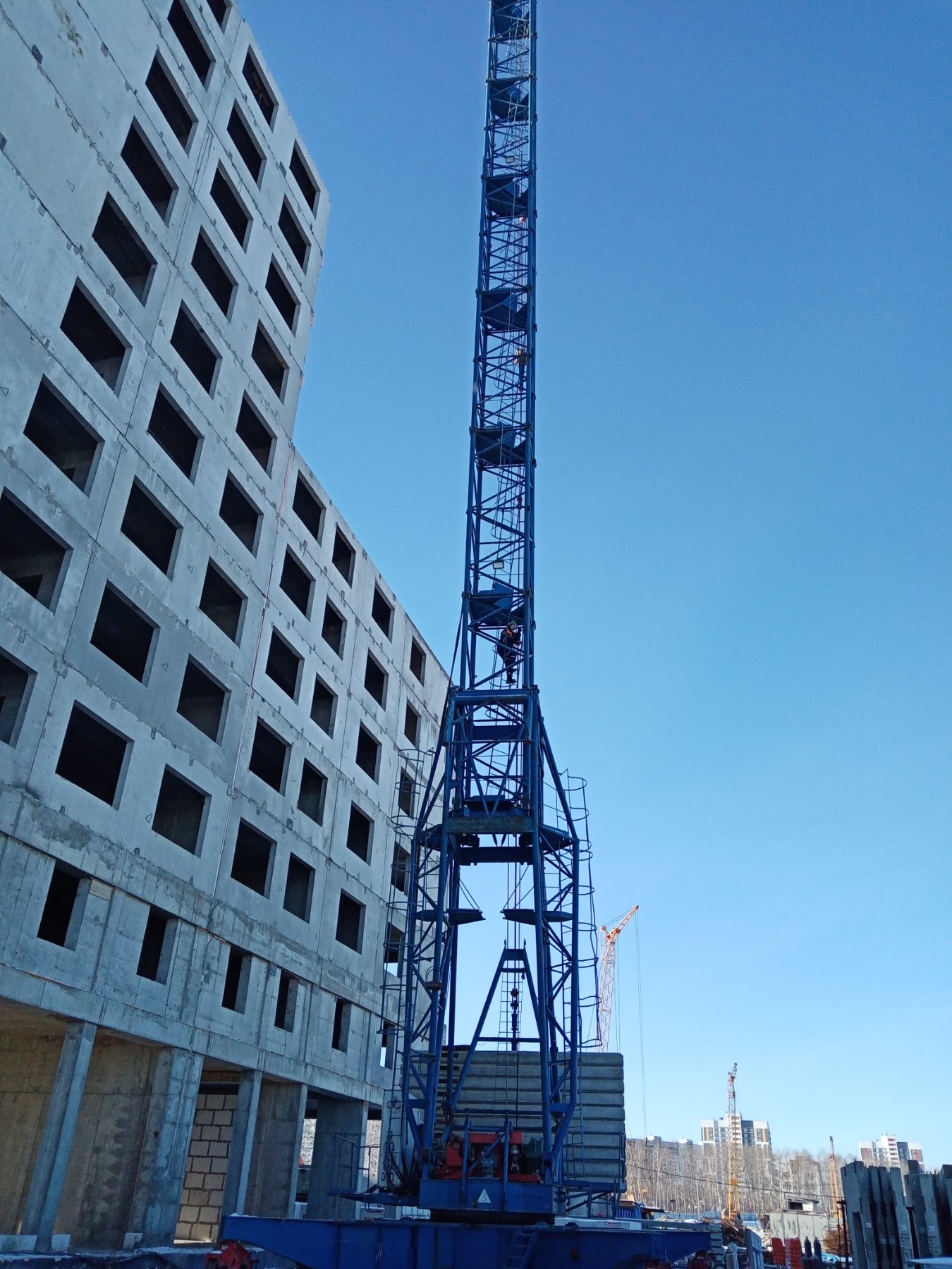 В Пензе спасатели эвакуировали крановщика с 67-метровой высоты