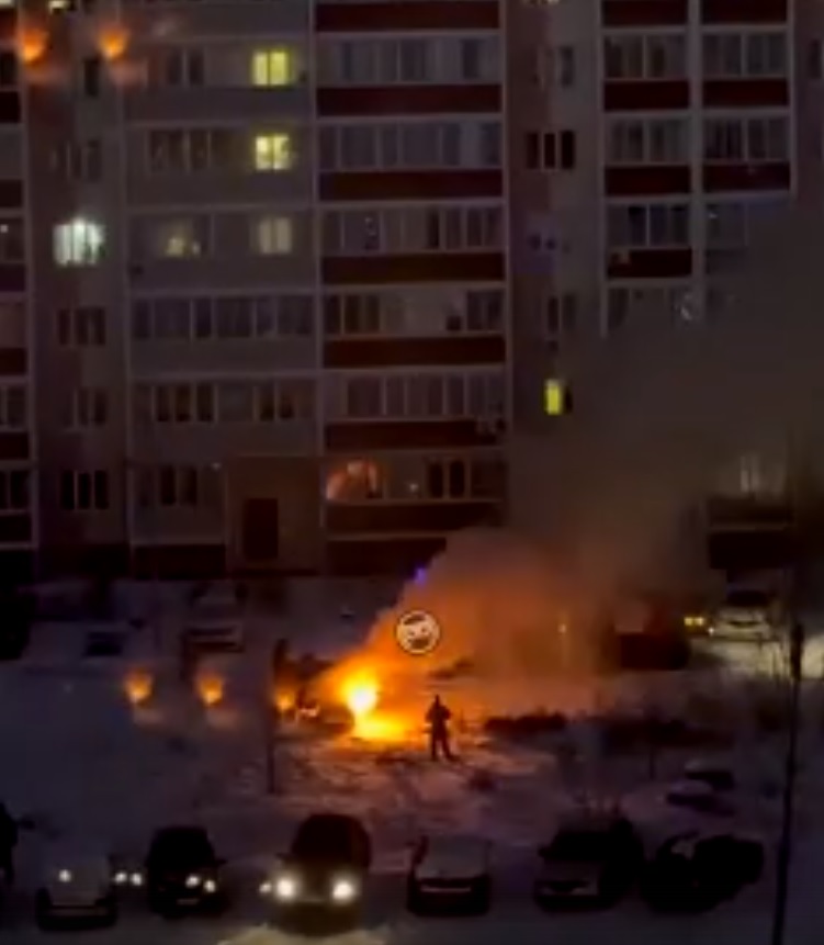 В Пензе на улице Ладожская вспыхнула припаркованная иномарка