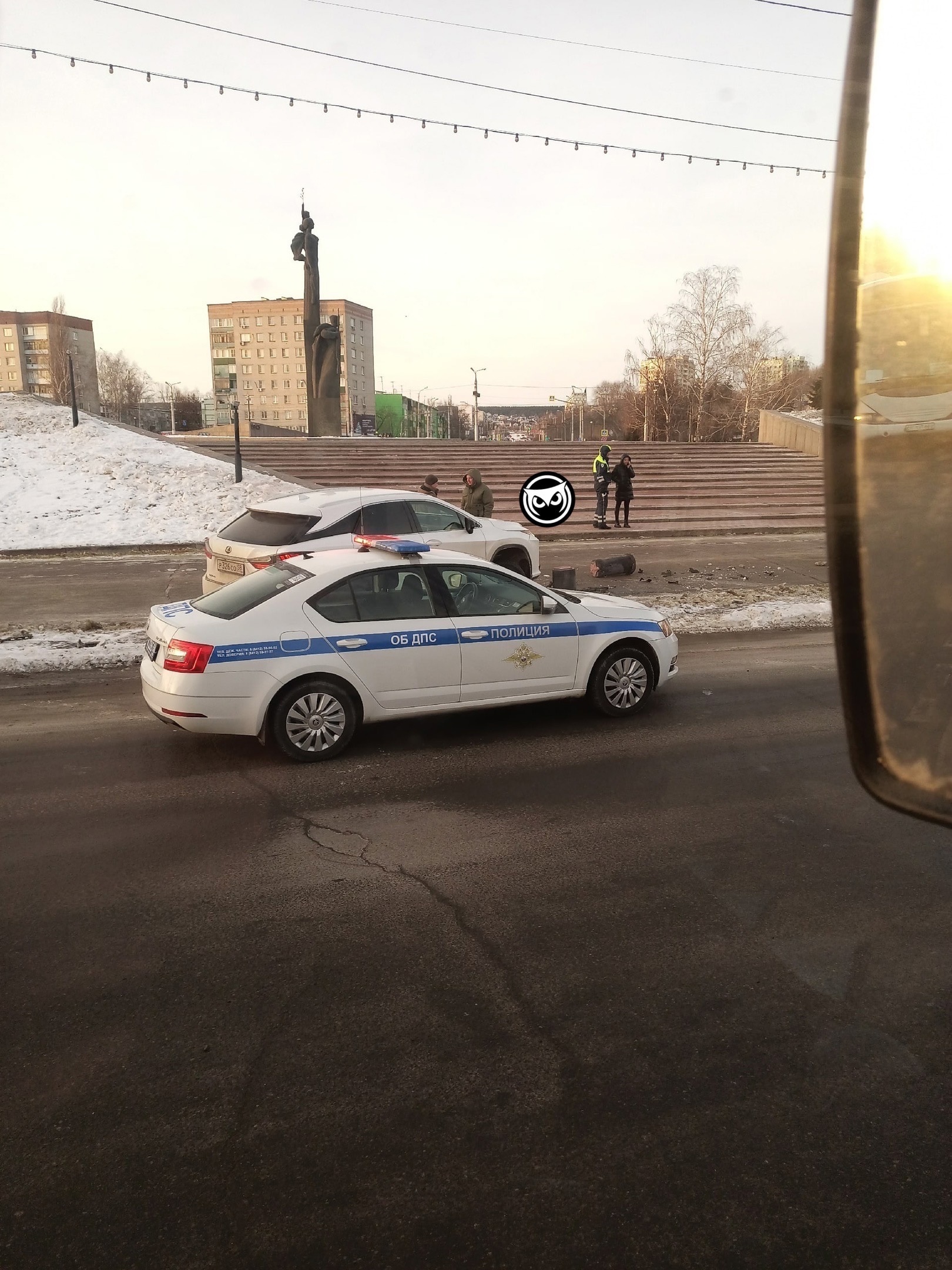 Пензячка на «Лексусе» не справилась с управлением и снесла ограждение у монумента Воинской славы