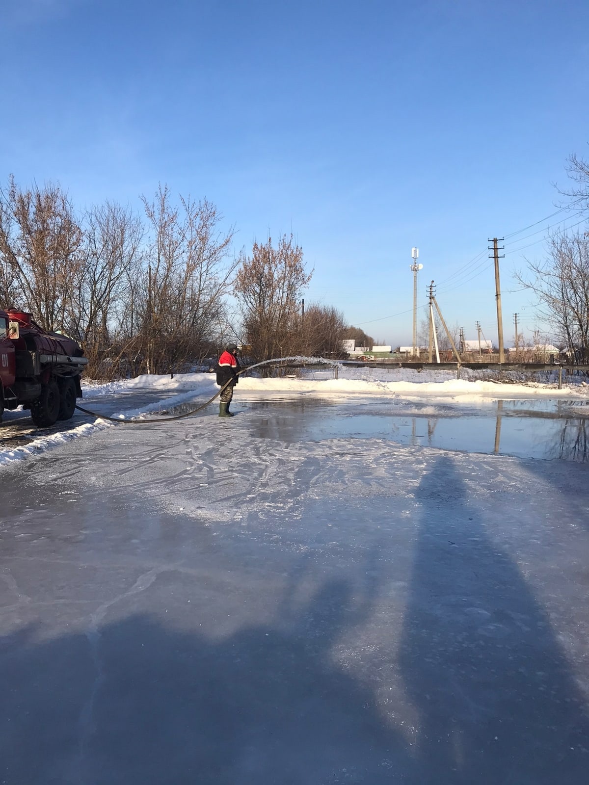 В Сердобском районе перезалили хоккейные площадки