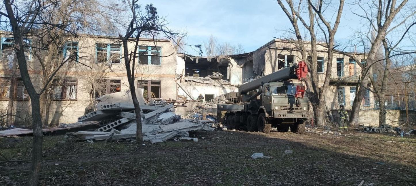 В Пологовском районе пензенские спасатели достали из-под завалов пациентов разрушенной больницы