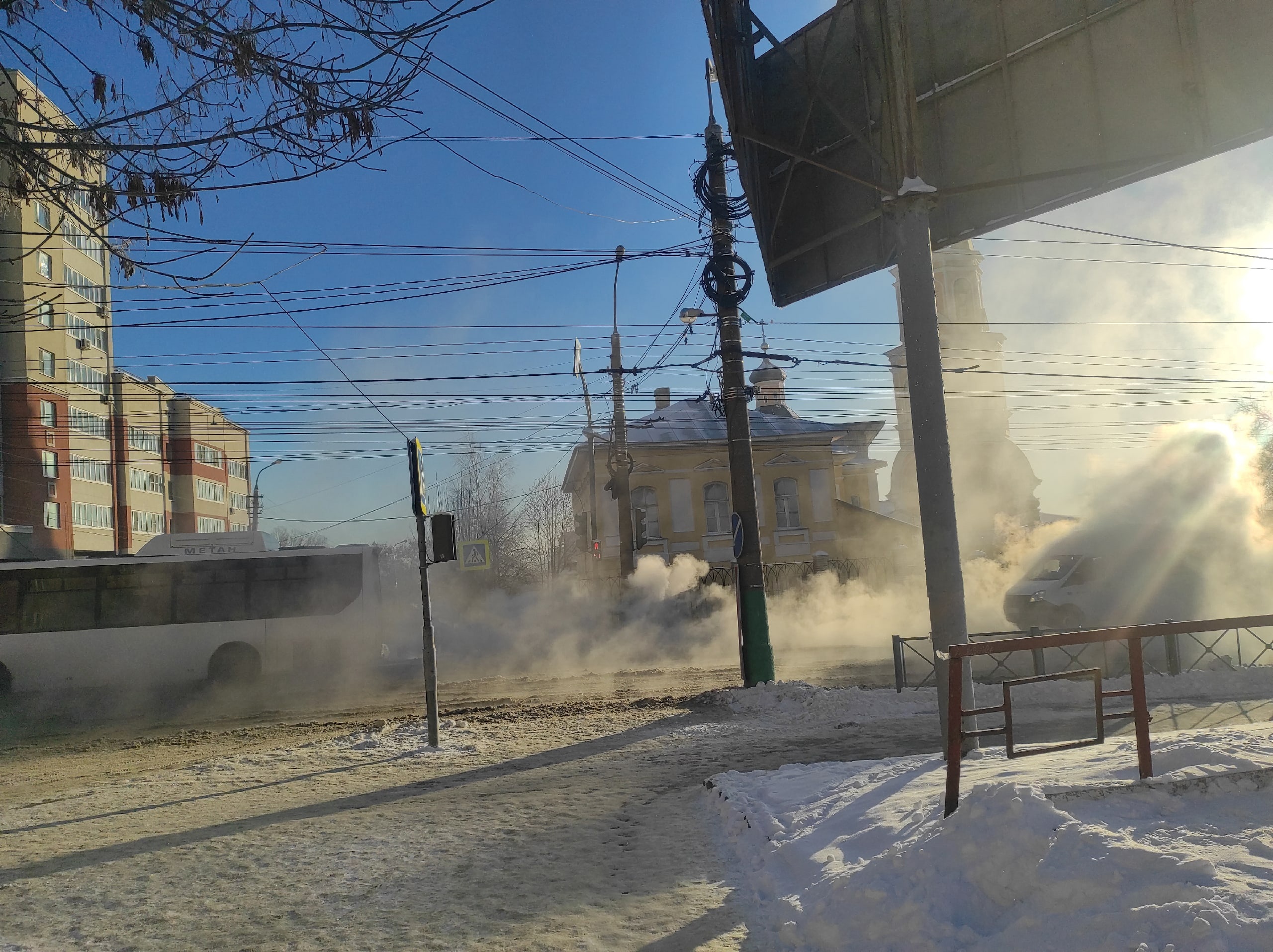 В Пензе перекресток на Южной поляне заволокло паром